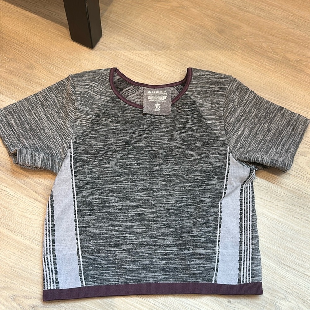 athleta grey workout top size S 
Grey/Purple detailing